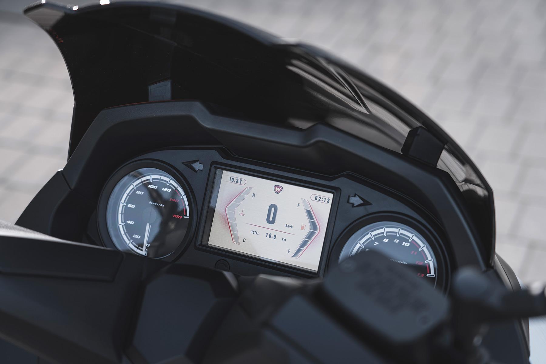 [Instrument cluster STORM-S 300] 5-inch TFT display and analogue clocks.