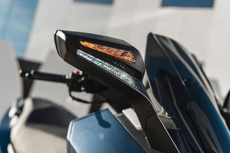 [Details STORM-R 125] Integrated turn signals for an impeccable appearance.