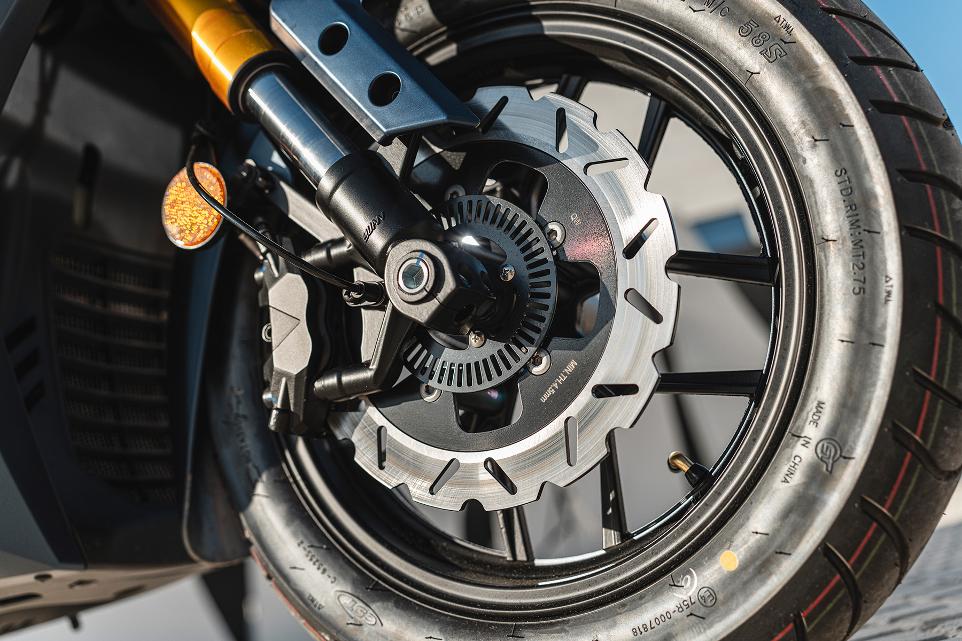 [STORM-R Front Brake] 4-piston radial caliper with ABS for safety and control.