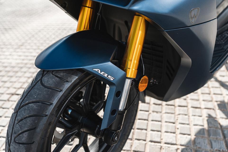 [Suspensions STORM-R 125] Inverted fork and rear shock absorbers with gas bottle for superior handling.