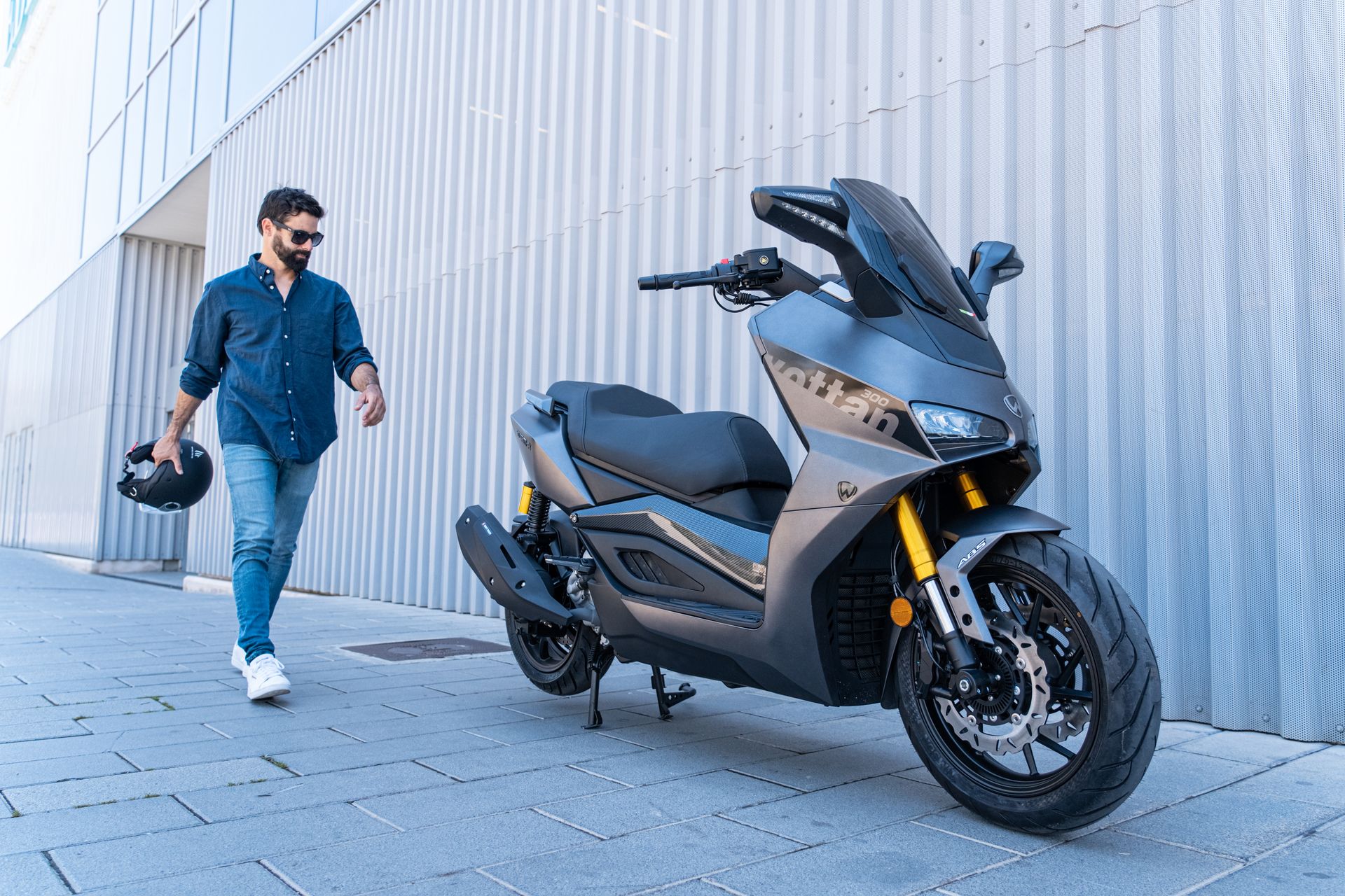 [STORM-R 300 maxi-sports scooter] Combina a velocidade e a emoção das corridas com o conforto e o carácter prático de uma scooter.