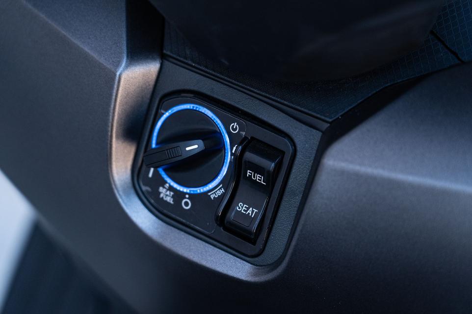 [Keyless System] The STORM-R 300 is equipped with a Keyless start system.