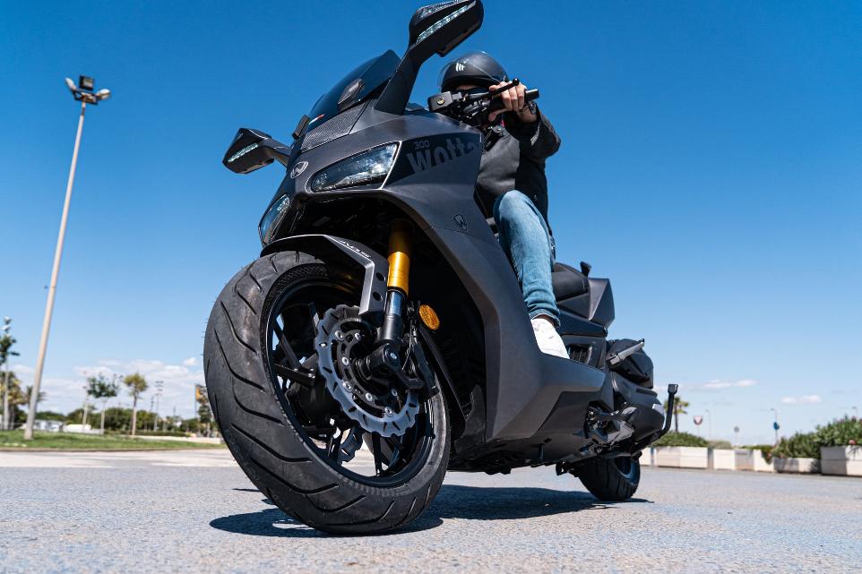 [Potência e desempenho] A scooter Wottan STORM-R 300 tem um motor que debita uma potência máxima de 25,83 cv a 8.500 rpm.