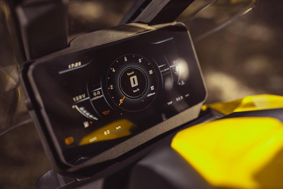 [Instrumentation] The STORM-V motorbike is equipped with a 7-inch TFT colour display.