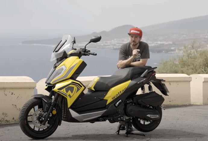 [STORM-V 125 - Motorbike] Nuevo scooter Wottan STORM-V 125 con motorización capaz y gadgets electrónicos.