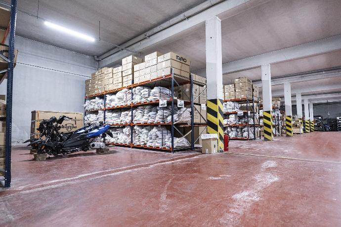 [Orderly and efficient spare parts warehouse]