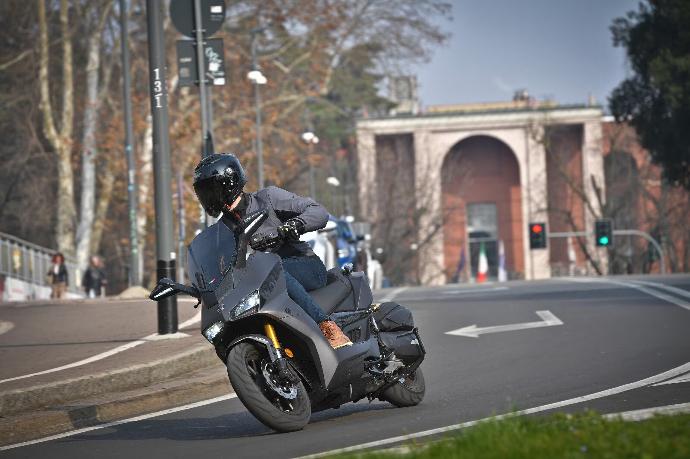 [STORM-R 300 - Inmoto] Nuevo aspirante al título en el segmento de scooters de gama media: Wottan STORM-R 300.