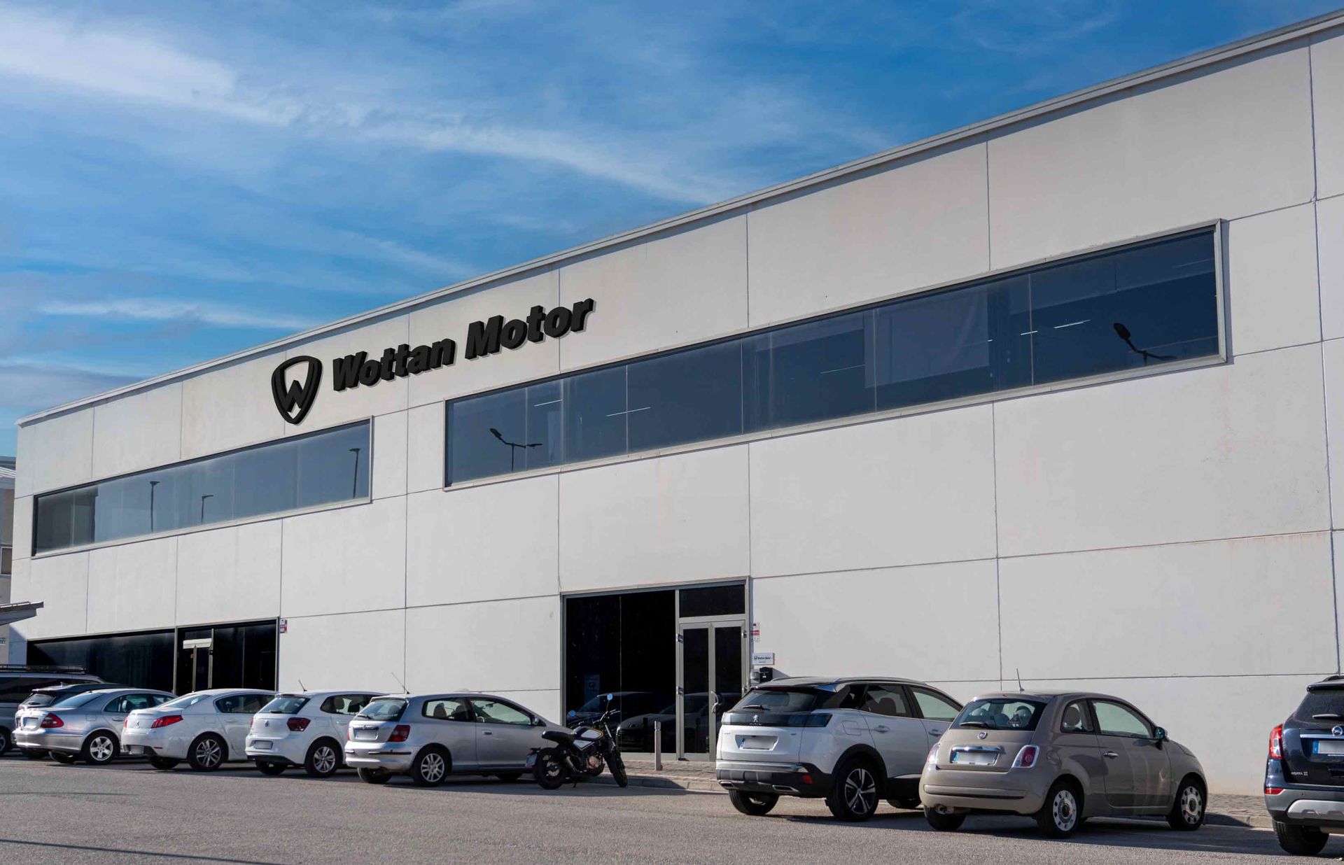 [Sede da Wottan Motor em Rotova] - Moderna e funcional, reflecte a imagem de uma empresa inovadora.