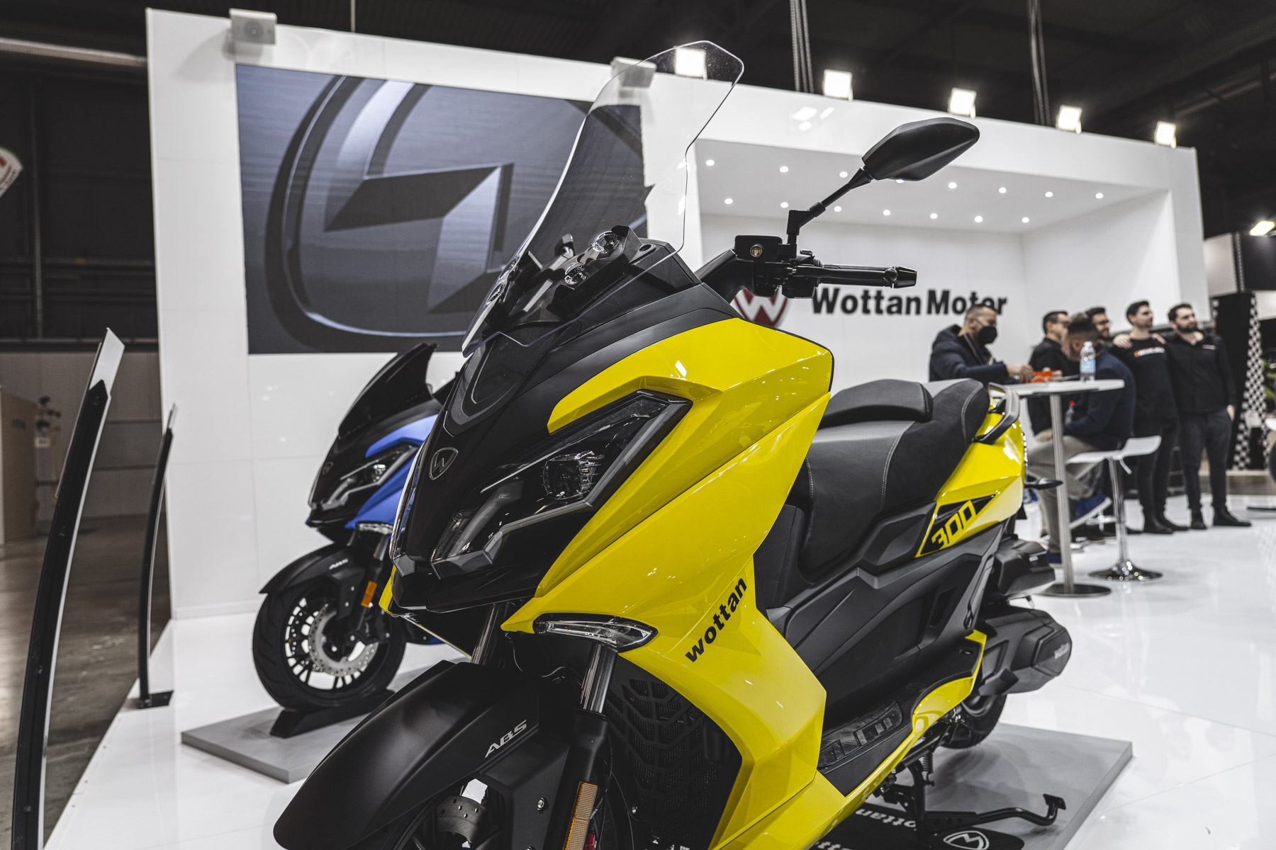 [EICMA 2021 - WOTTAN MOTOR] STORM-S en color Racing Yellow con cúpula alta de Fabbri