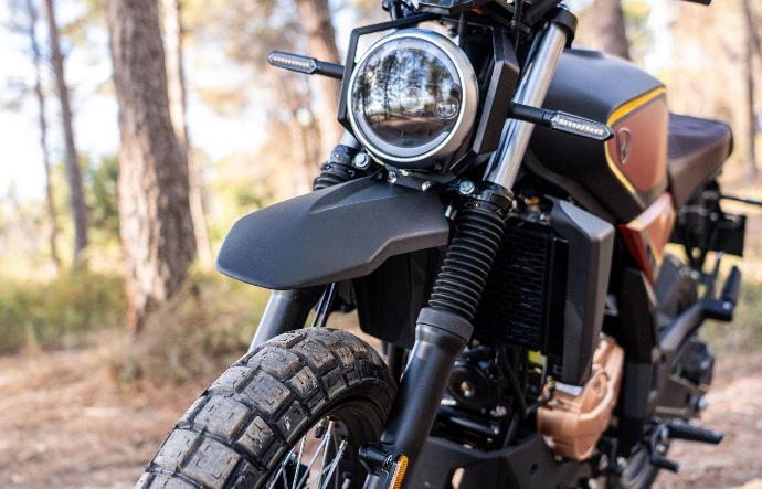 [REBBE 125 SCRAMBLER] CST studded tires