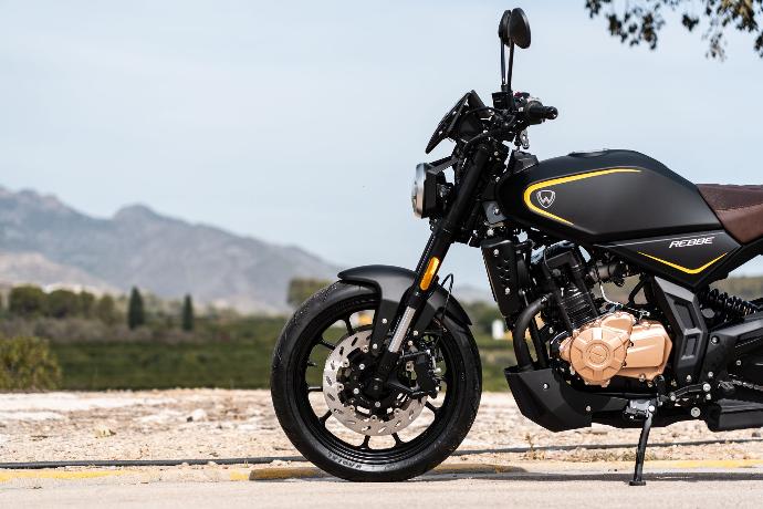 [MOTORBOX] Rebbe 401, la prima nuda café racer del brand spagnolo